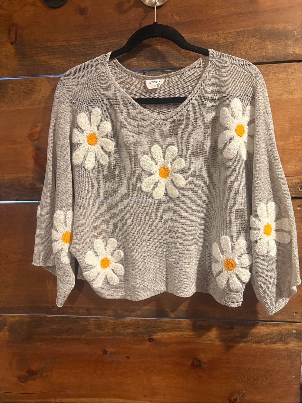 Storia Gray V-Neck Daisy Knit Sweater Cropped